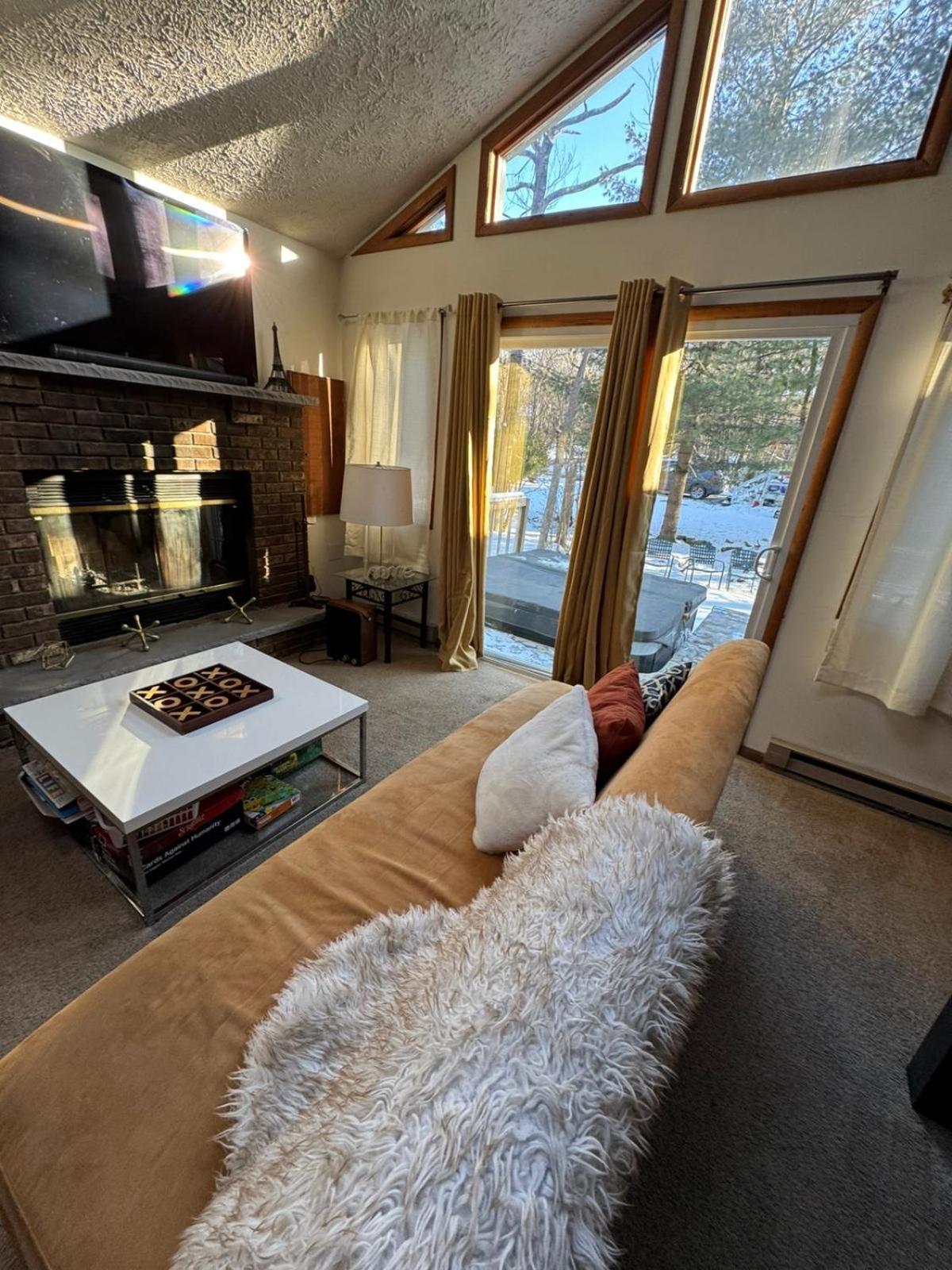 Ambiance - King Bed Cabin, Jetted-Tub & Fireplace Tobyhanna Exterior photo